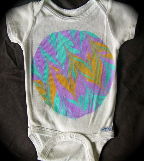 Onesie with circle motif of purple feather